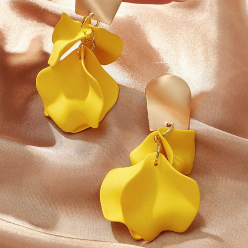 Does he love me (Yellow)